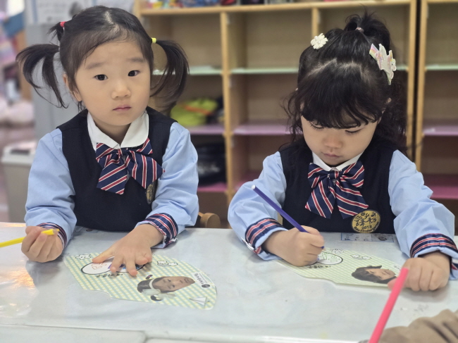 내 이름을 소개하는 고깔모자를 만들었어요